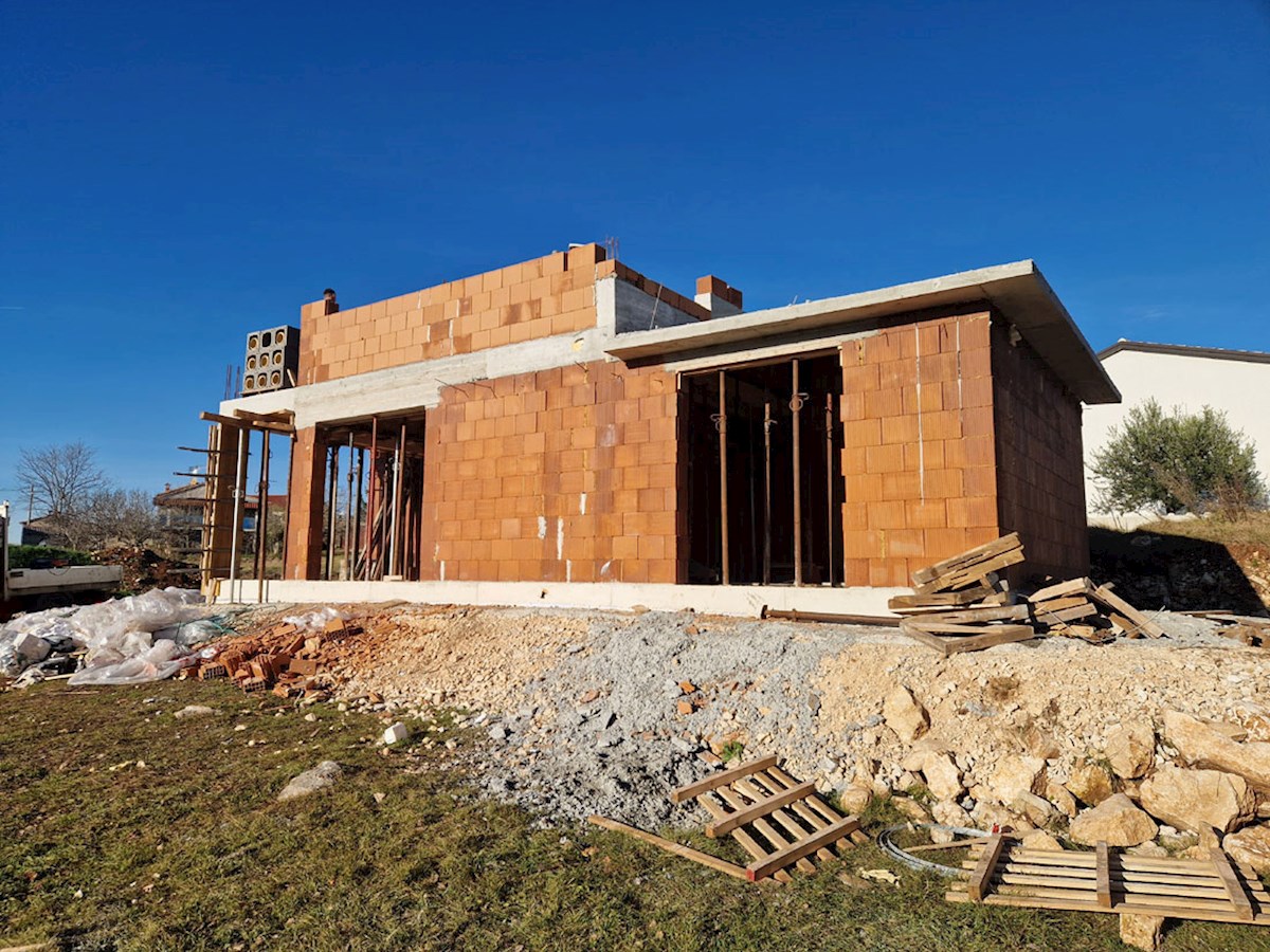 Prodaja – Muntrilj - okolica, hiša z bazenom v gradnji ( KOP-781)