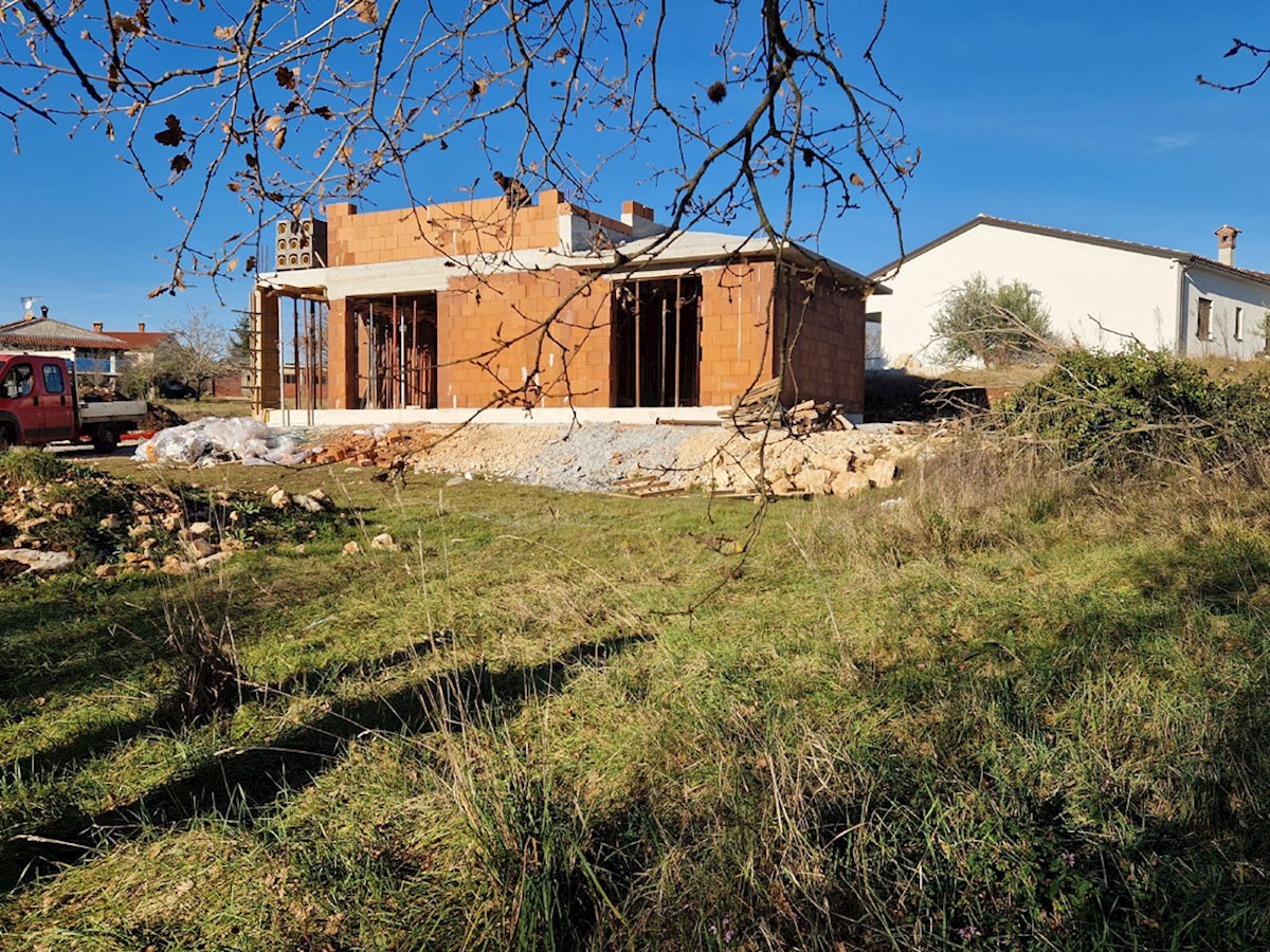 Prodaja – Muntrilj - okolica, hiša z bazenom v gradnji ( KOP-781)