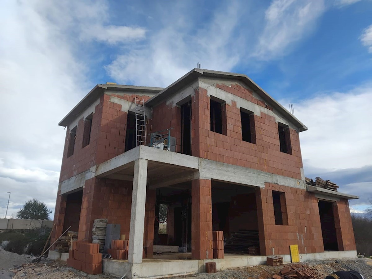 Prodaja – Muntrilj - okolica, hiša z bazenom v gradnji ( KOP-781)