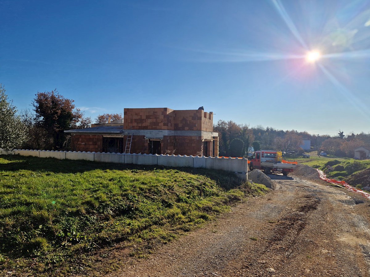 Prodaja – Muntrilj - okolica, hiša z bazenom v gradnji ( KOP-781)