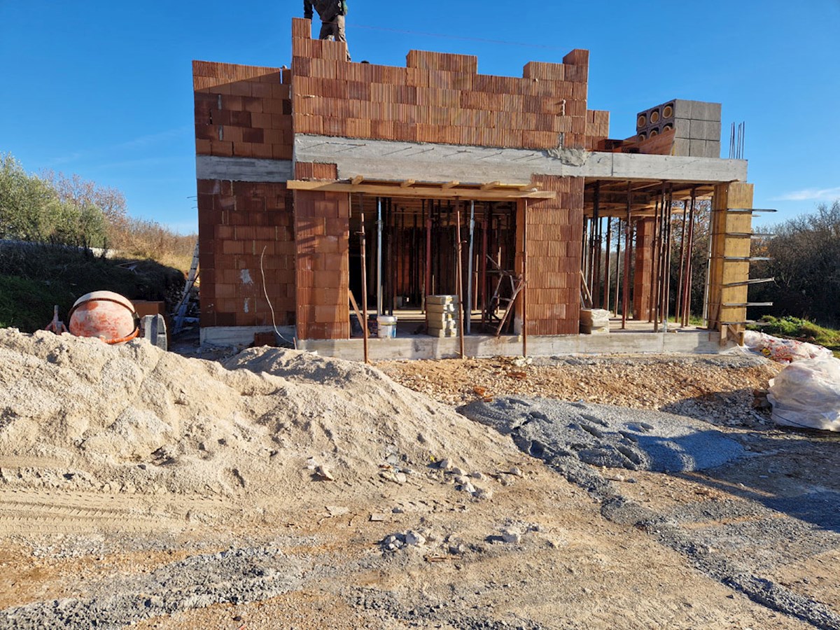 Prodaja – Muntrilj - okolica, hiša z bazenom v gradnji ( KOP-781)