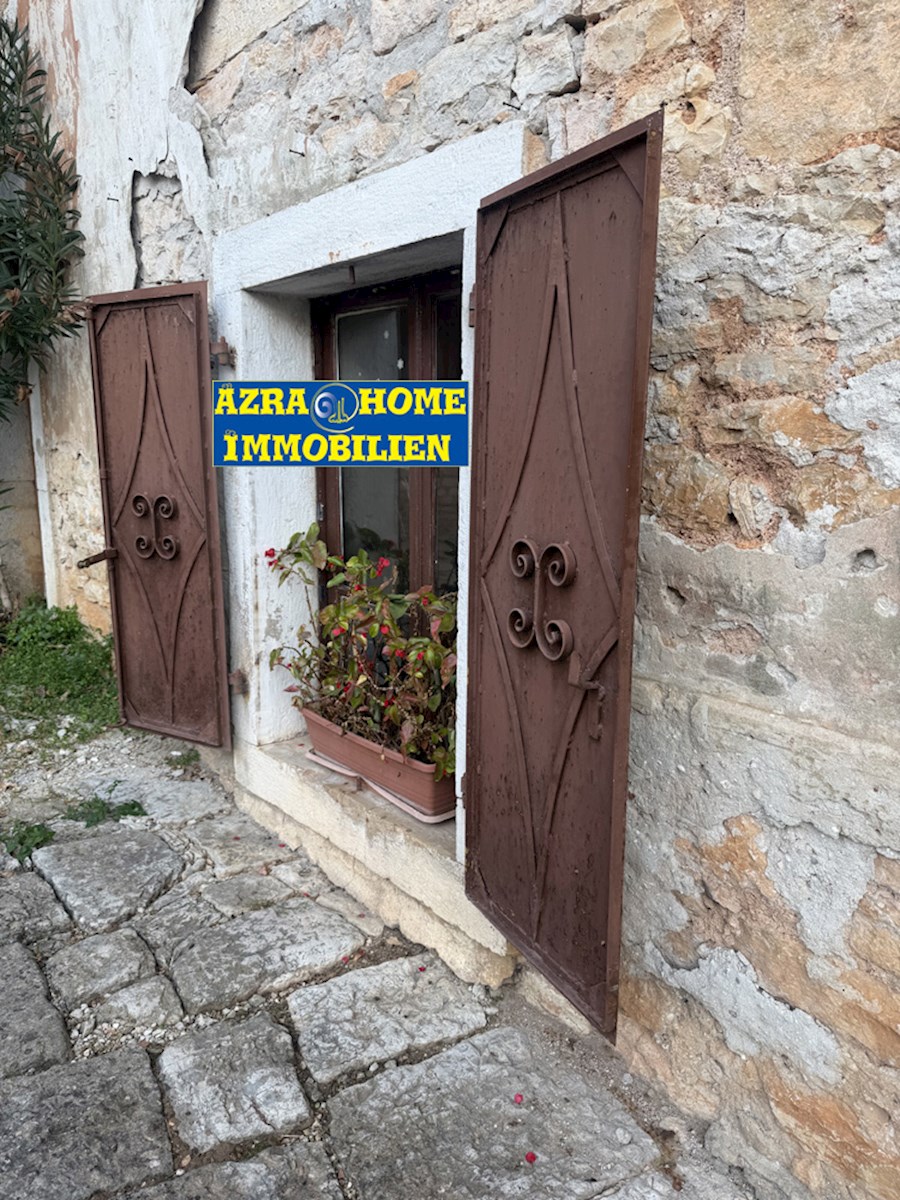 SVETI LOVREČ, dvoetažno stanovanje 105 m2 (pritličje in prvo nadstropje), v centru, staro mestno jedro ( SO-374 )