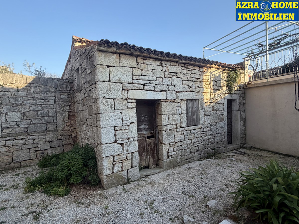 SVETI LOVREČ, dvoetažno stanovanje 105 m2 (pritličje in prvo nadstropje), v centru, staro mestno jedro ( SO-374 )