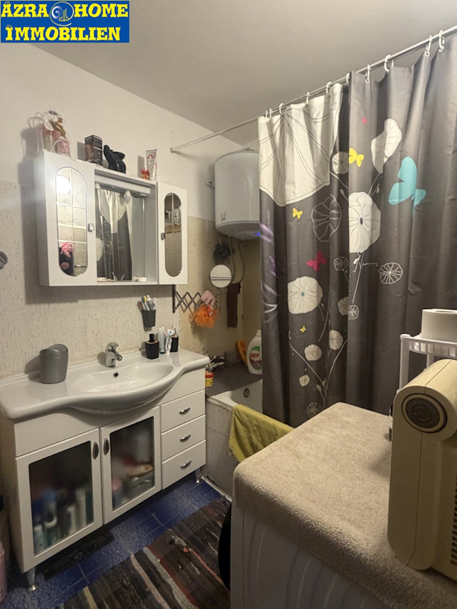 SVETI LOVREČ, dvoetažno stanovanje 105 m2 (pritličje in prvo nadstropje), v centru, staro mestno jedro ( SO-374 )