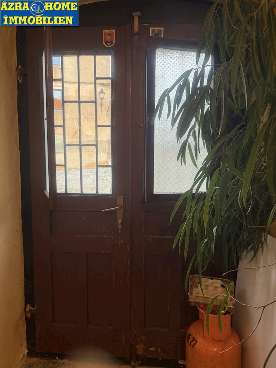 SVETI LOVREČ, dvoetažno stanovanje 105 m2 (pritličje in prvo nadstropje), v centru, staro mestno jedro ( SO-374 )