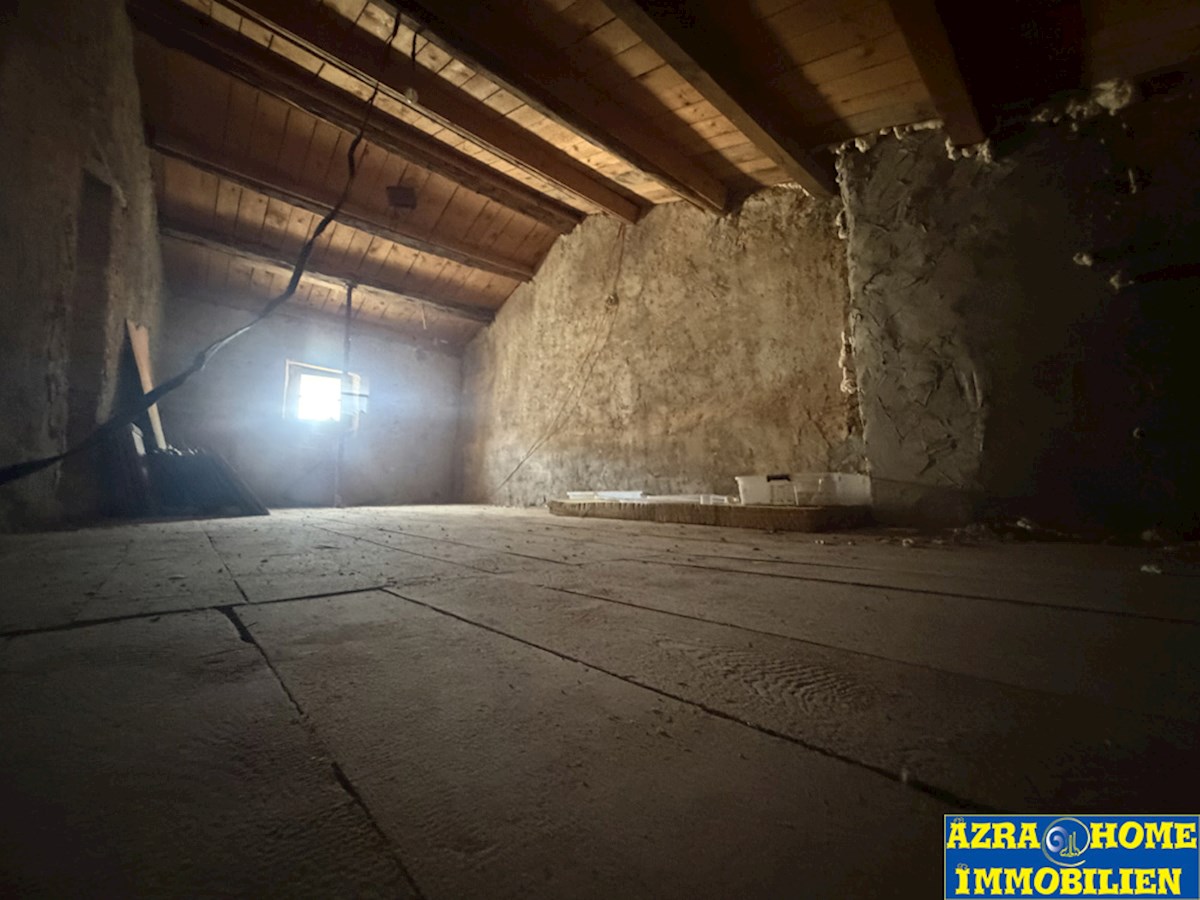 SVETI LOVREČ, dvoetažno stanovanje 105 m2 (pritličje in prvo nadstropje), v centru, staro mestno jedro ( SO-374 )