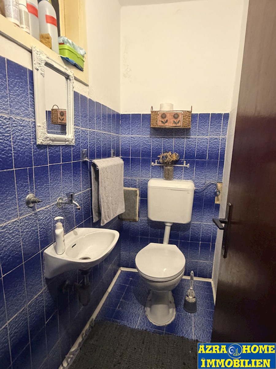 SVETI LOVREČ, dvoetažno stanovanje 105 m2 (pritličje in prvo nadstropje), v centru, staro mestno jedro ( SO-374 )