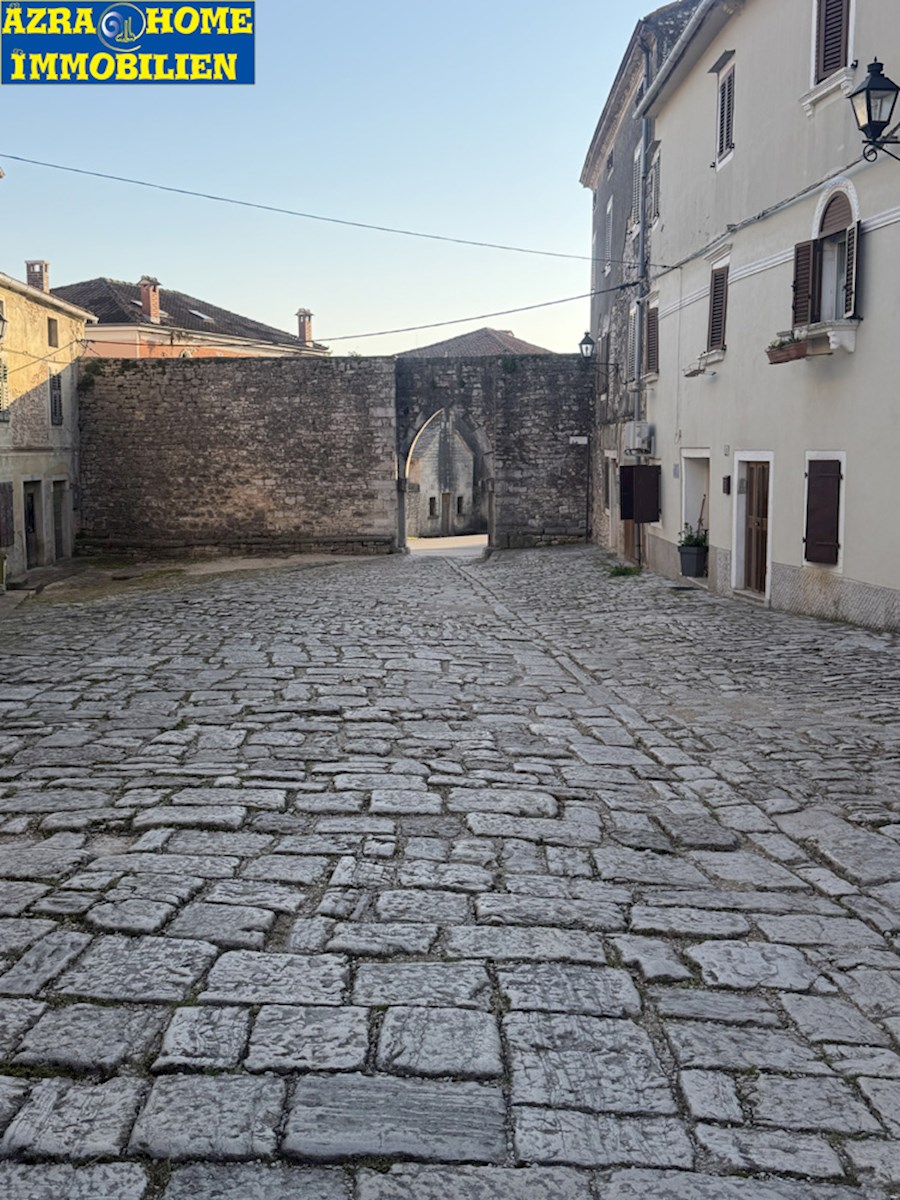 SVETI LOVREČ, dvoetažno stanovanje 105 m2 (pritličje in prvo nadstropje), v centru, staro mestno jedro ( SO-374 )