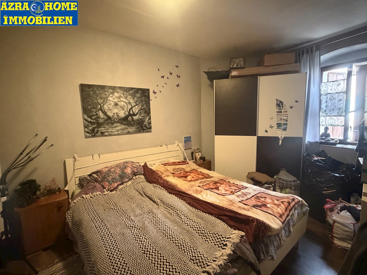 SVETI LOVREČ, dvoetažno stanovanje 105 m2 (pritličje in prvo nadstropje), v centru, staro mestno jedro ( SO-374 )