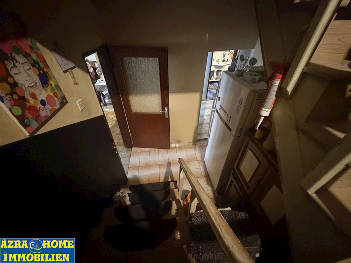 SVETI LOVREČ, dvoetažno stanovanje 105 m2 (pritličje in prvo nadstropje), v centru, staro mestno jedro ( SO-374 )