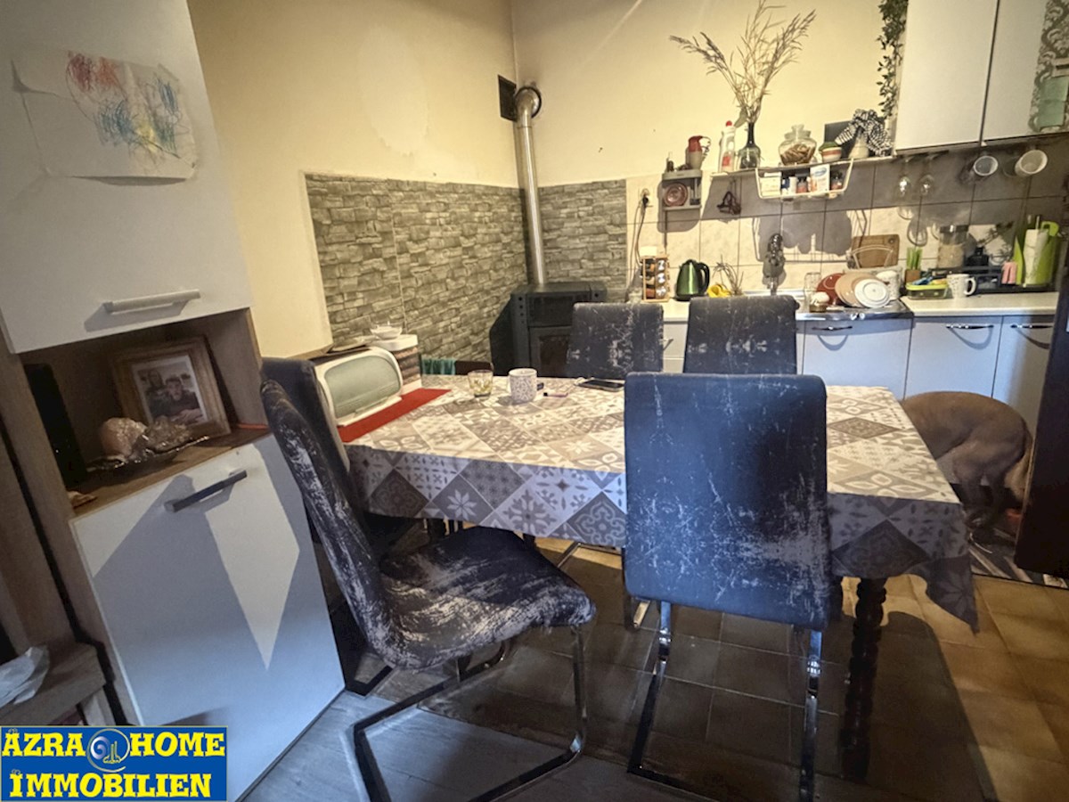 SVETI LOVREČ, dvoetažno stanovanje 105 m2 (pritličje in prvo nadstropje), v centru, staro mestno jedro ( SO-374 )