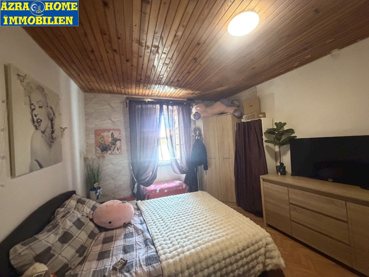 SVETI LOVREČ, dvoetažno stanovanje 105 m2 (pritličje in prvo nadstropje), v centru, staro mestno jedro ( SO-374 )