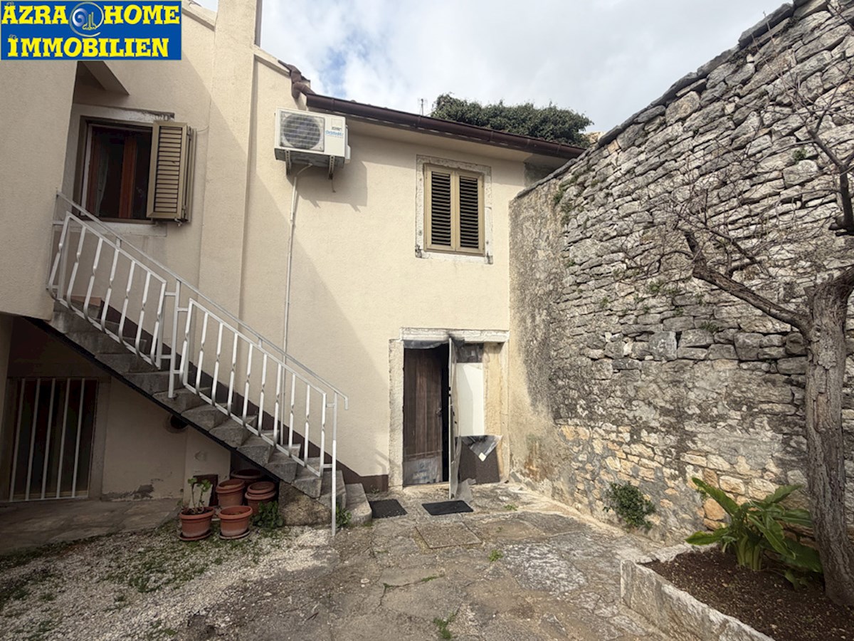 SVETI LOVREČ, dvoetažno stanovanje 105 m2 (pritličje in prvo nadstropje), v centru, staro mestno jedro ( SO-374 )