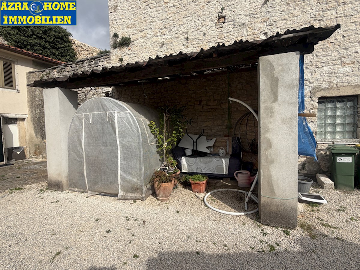 SVETI LOVREČ, dvoetažno stanovanje 105 m2 (pritličje in prvo nadstropje), v centru, staro mestno jedro ( SO-374 )