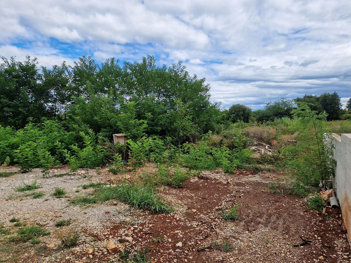 Z-659, Gradbena parcela – okolica Višnjana, 582 m²