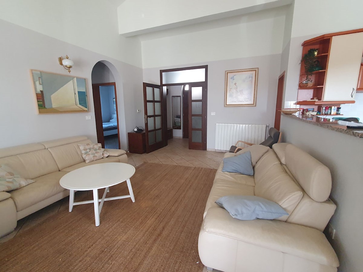 Prodaja, pritlična hiša s tremi spalnicami in bazenom v okolici Poreča, KOP-767