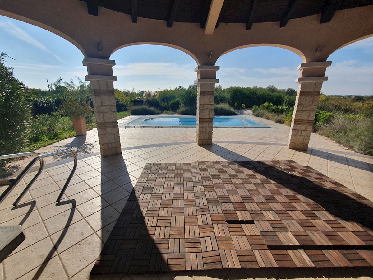 Prodaja, pritlična hiša s tremi spalnicami in bazenom v okolici Poreča, KOP-767