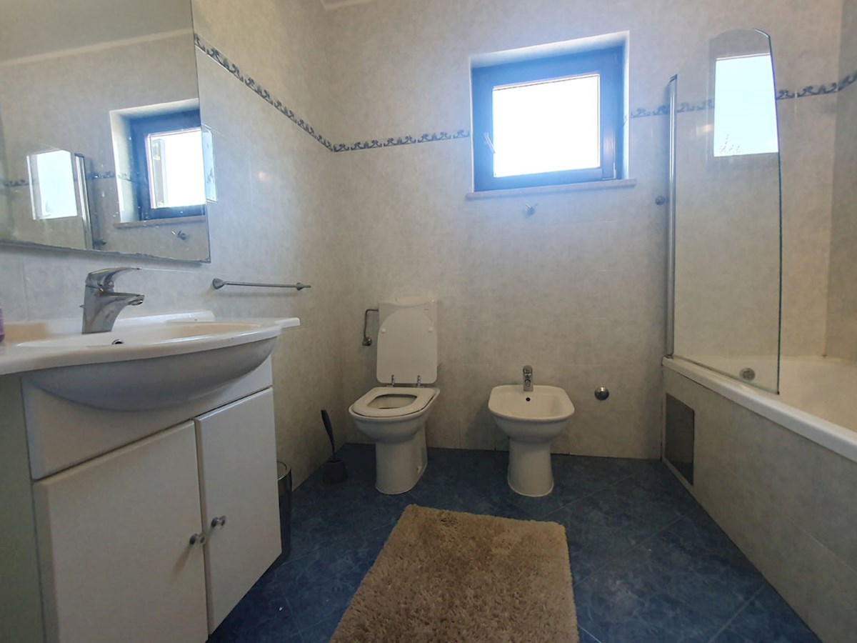 Prodaja, pritlična hiša s tremi spalnicami in bazenom v okolici Poreča, KOP-767