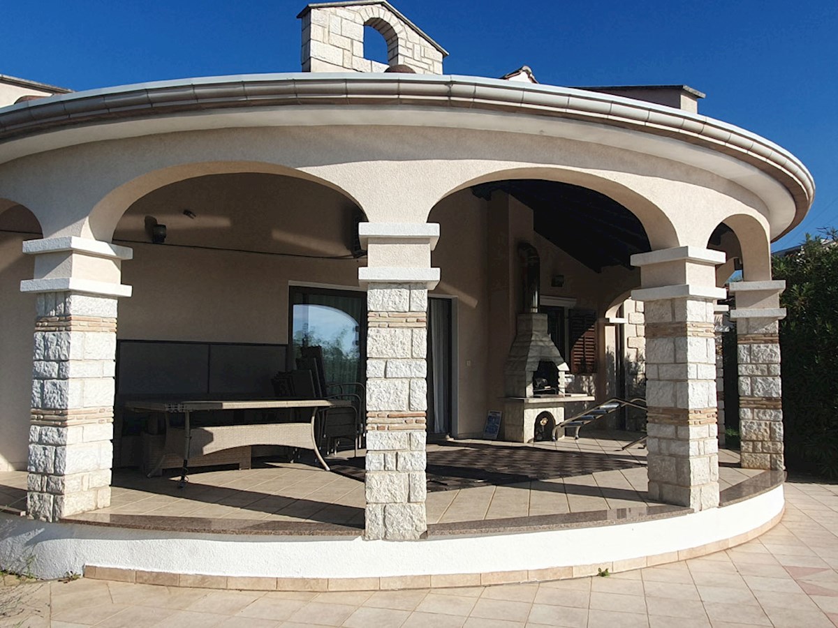 Prodaja, pritlična hiša s tremi spalnicami in bazenom v okolici Poreča, KOP-767