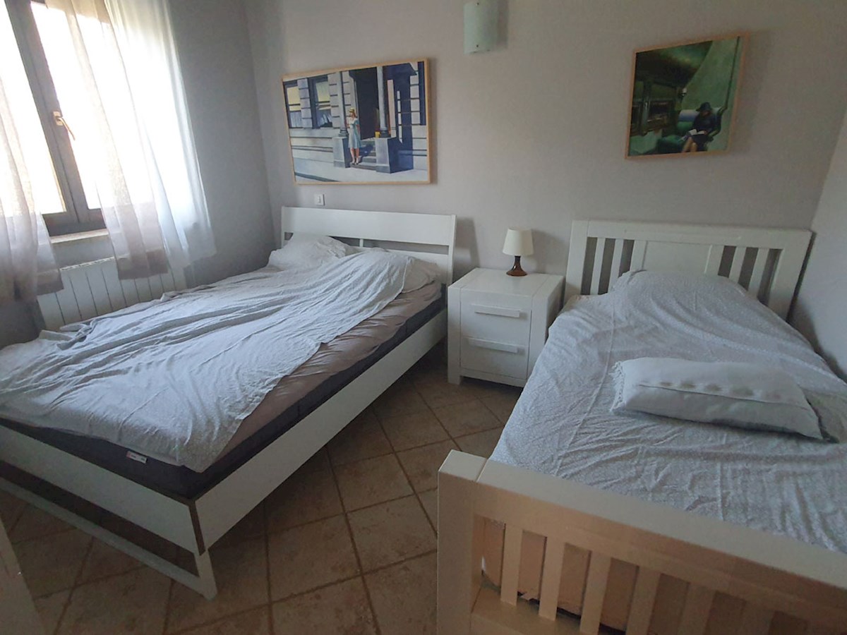 Prodaja, pritlična hiša s tremi spalnicami in bazenom v okolici Poreča, KOP-767