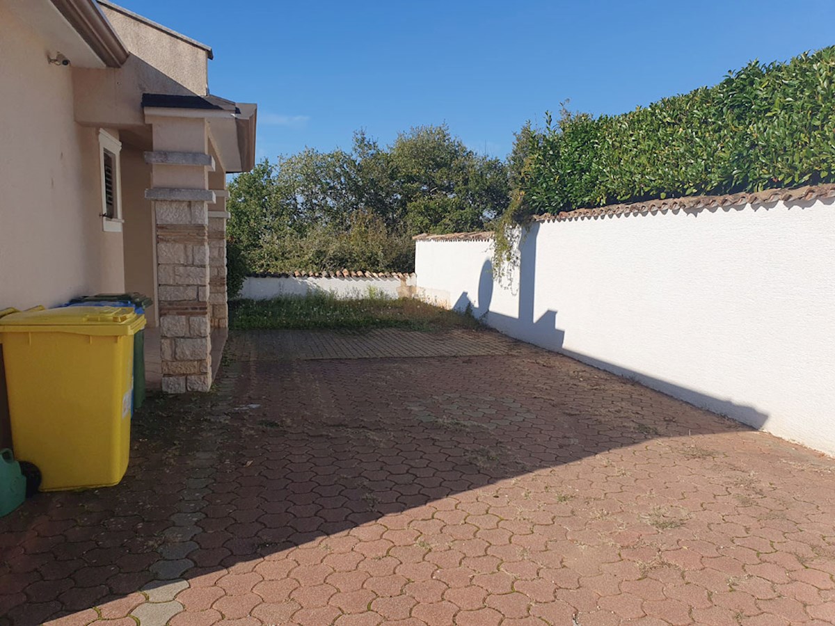 Prodaja, pritlična hiša s tremi spalnicami in bazenom v okolici Poreča, KOP-767