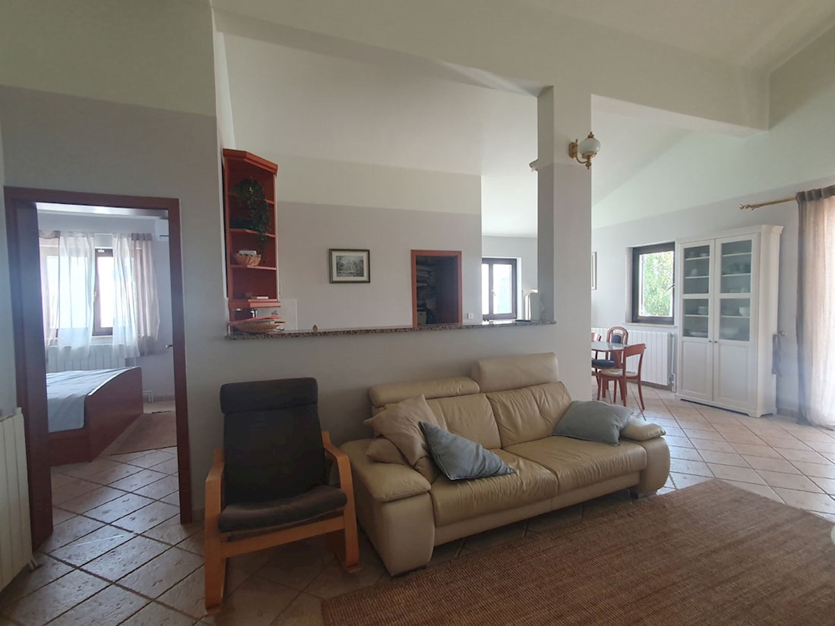 Prodaja, pritlična hiša s tremi spalnicami in bazenom v okolici Poreča, KOP-767