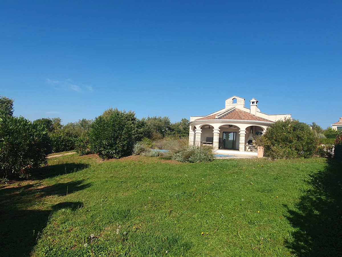 Prodaja, pritlična hiša s tremi spalnicami in bazenom v okolici Poreča, KOP-767