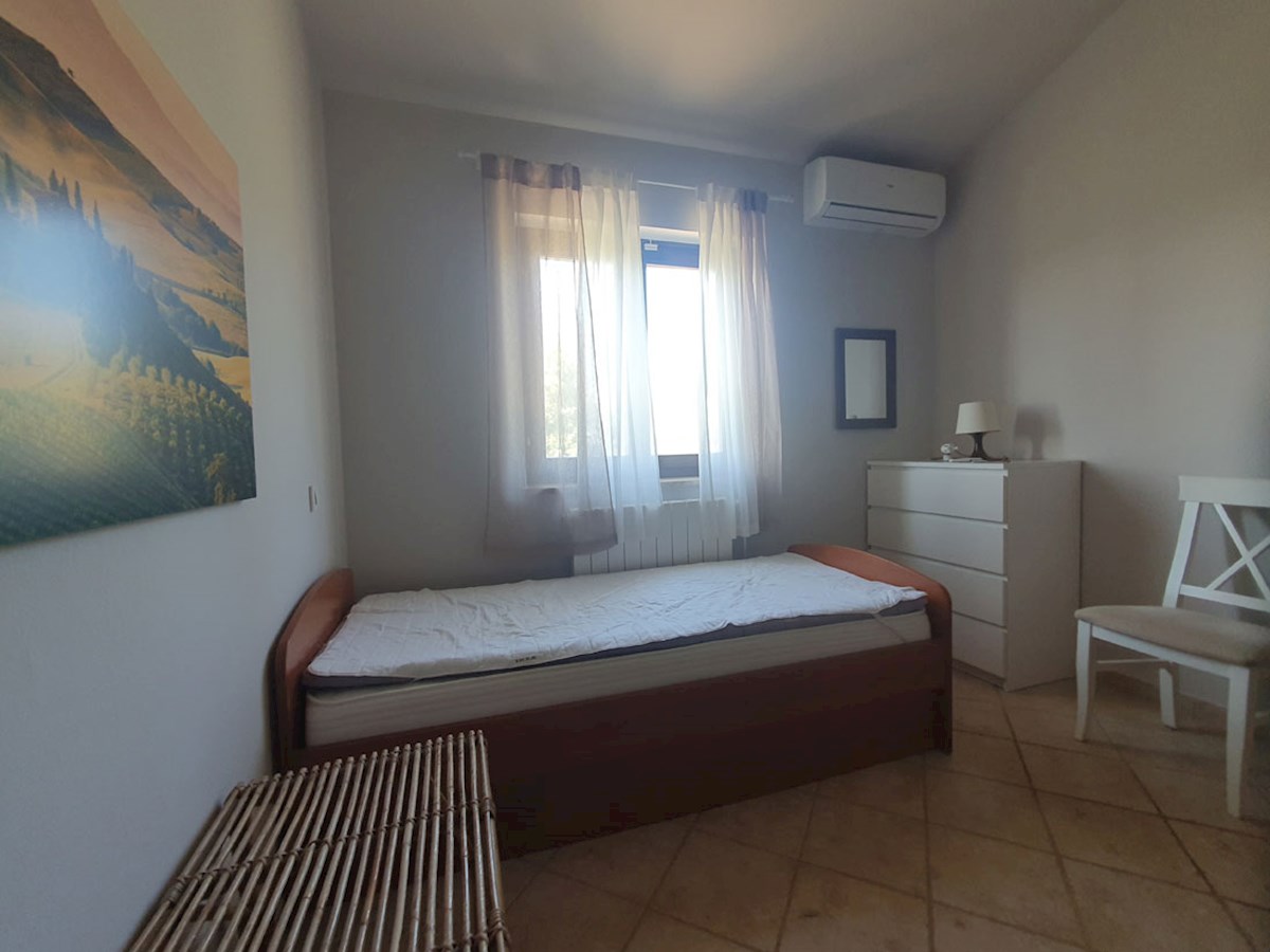 Prodaja, pritlična hiša s tremi spalnicami in bazenom v okolici Poreča, KOP-767