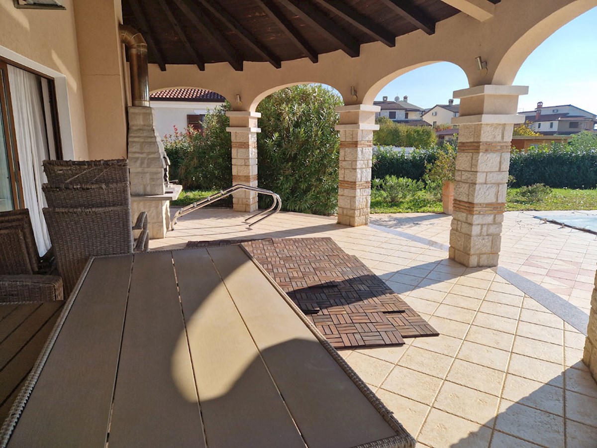 Prodaja, pritlična hiša s tremi spalnicami in bazenom v okolici Poreča, KOP-767