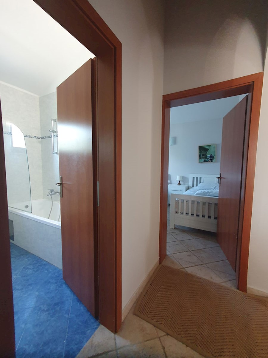 Prodaja, pritlična hiša s tremi spalnicami in bazenom v okolici Poreča, KOP-767