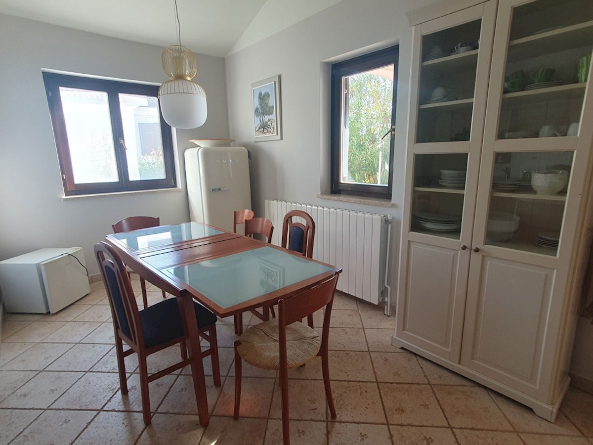 Prodaja, pritlična hiša s tremi spalnicami in bazenom v okolici Poreča, KOP-767