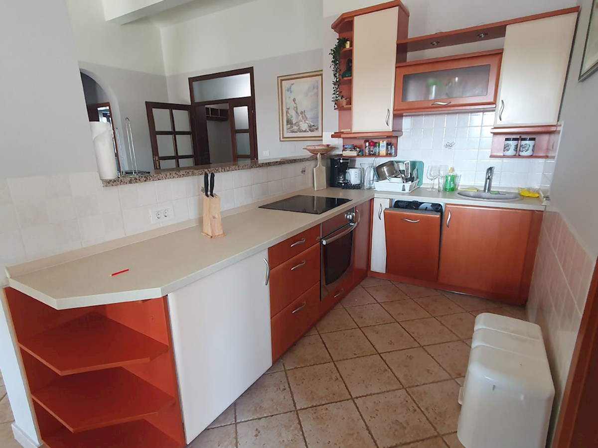 Prodaja, pritlična hiša s tremi spalnicami in bazenom v okolici Poreča, KOP-767