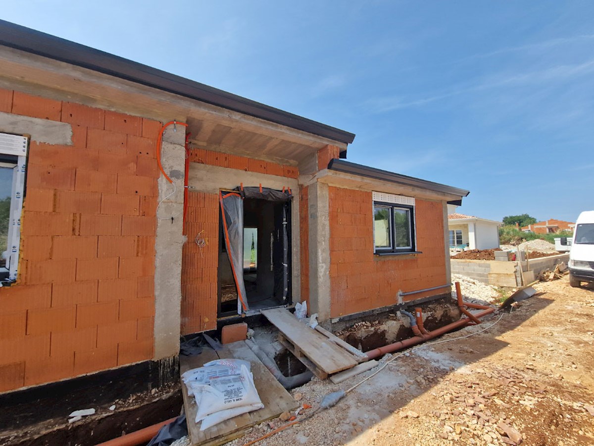 KOP-770-A, Kaštelir – Pritlična hiša na mirni lokaciji, v gradnji