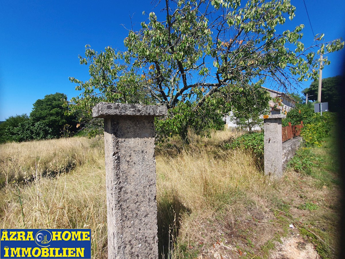 Naprodaj: Avtentične istrske kamnite hiše, 360 m² bivalne površine z 3866 m² zazidljivega zemljišča, le 5 km od Žminja (KRZ-001)