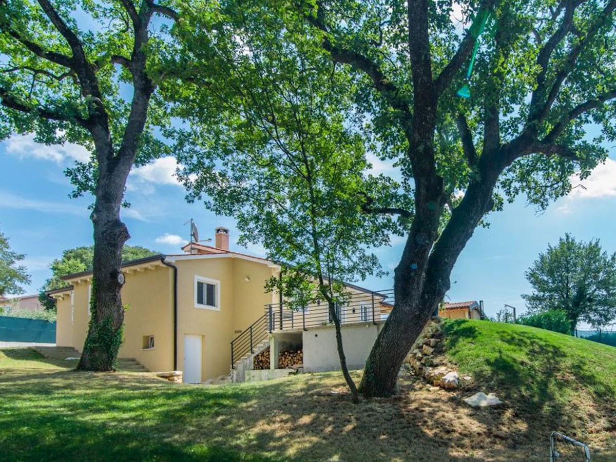KOP-748, TINJAN (4 km), samostojna hiša z bazenom in poletno kuhinjo, ob gozdu