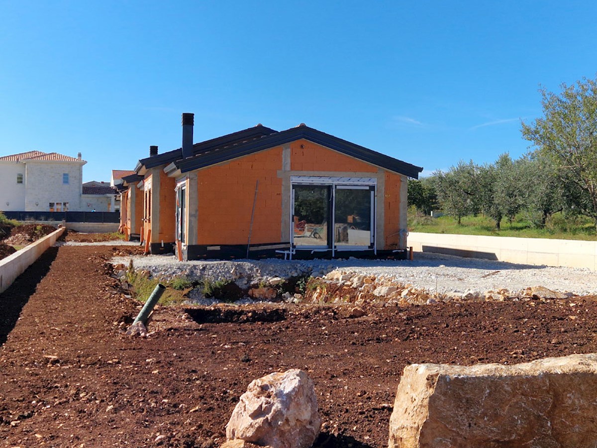 Prodaja, Kaštelir – Moderna pritlična hiša s bazenom v gradnji KOP-770-C
