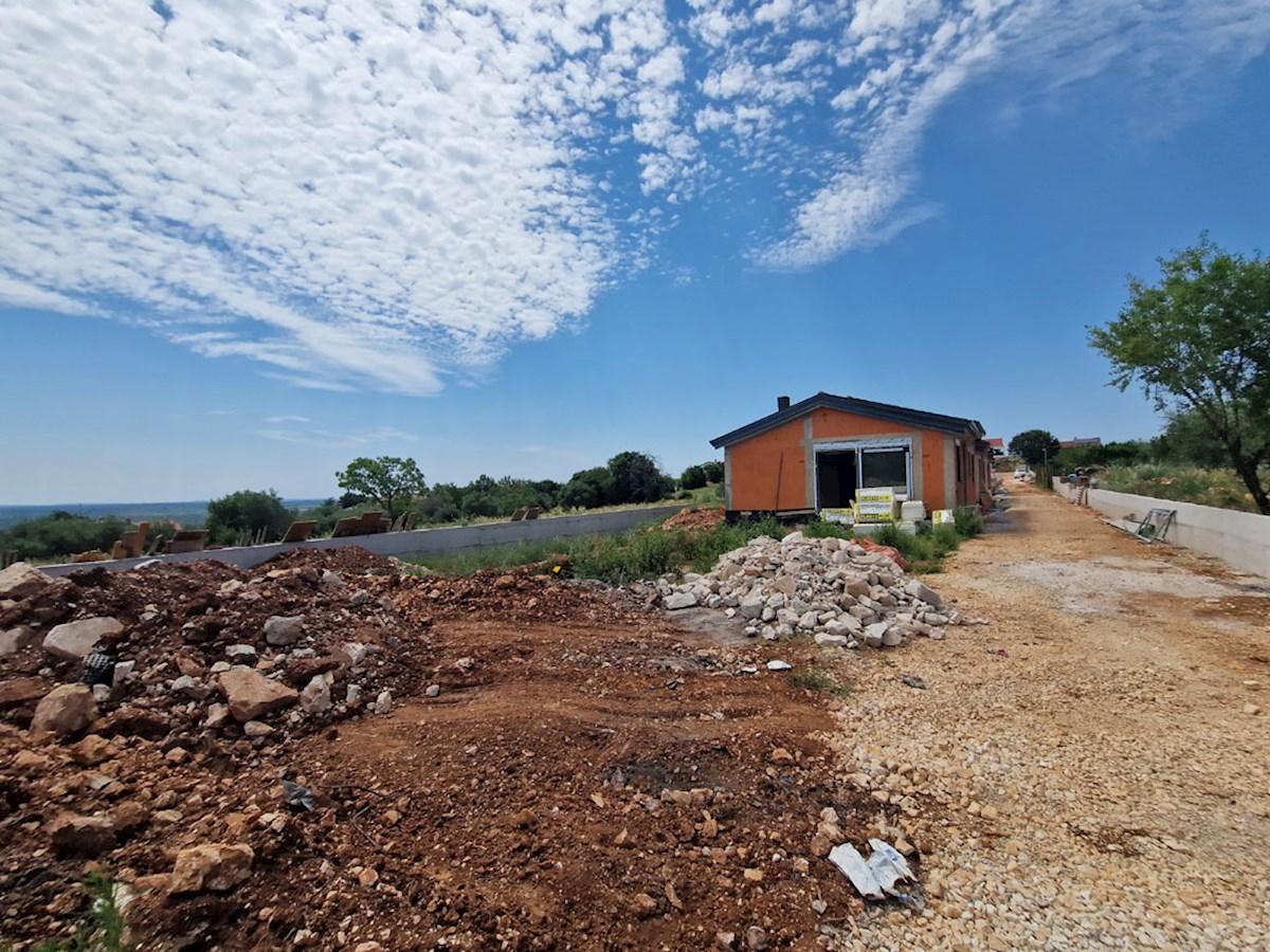 KOP-770-C, Kaštelir – Moderna pritlična hiša s bazenom v gradnji