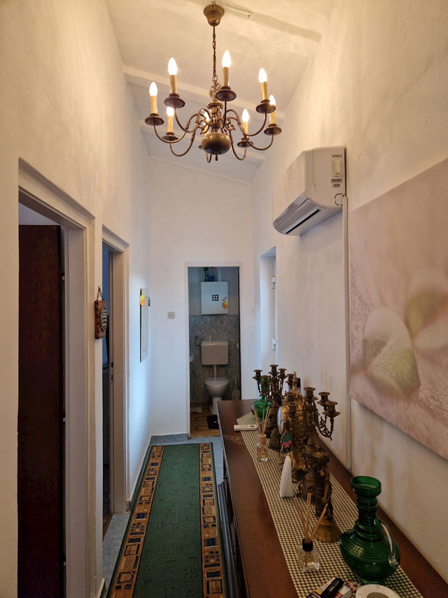 Prodaja se hiša v bližini Poreča, cca. 120 m2 z dvema garažama, KOP-784