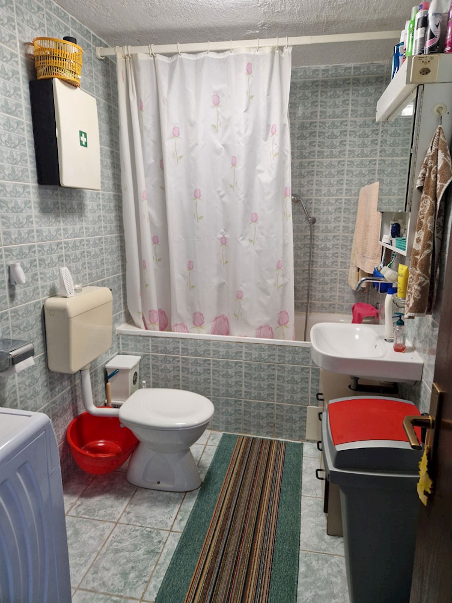 Prodaja se hiša v bližini Poreča, cca. 120 m2 z dvema garažama, KOP-784