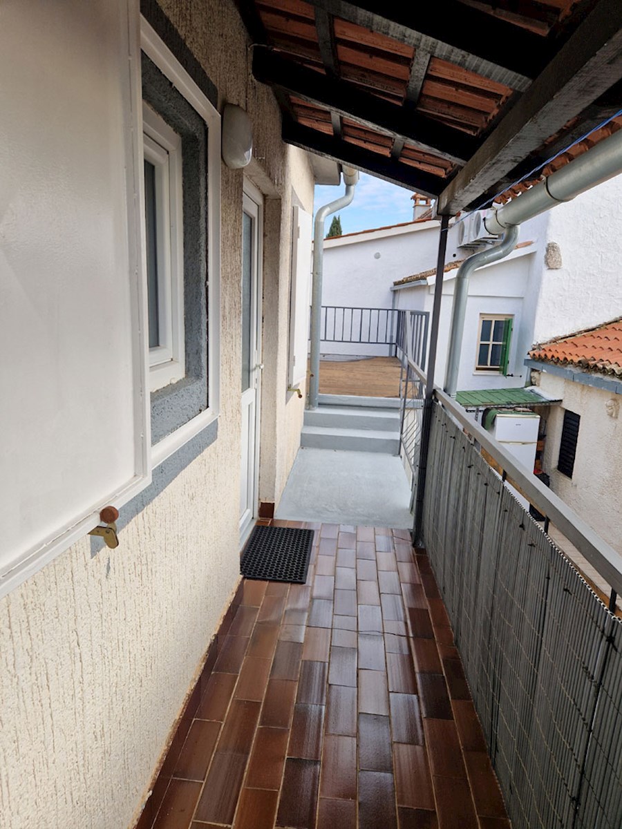 Prodaja se hiša v bližini Poreča, cca. 120 m2 z dvema garažama, KOP-784