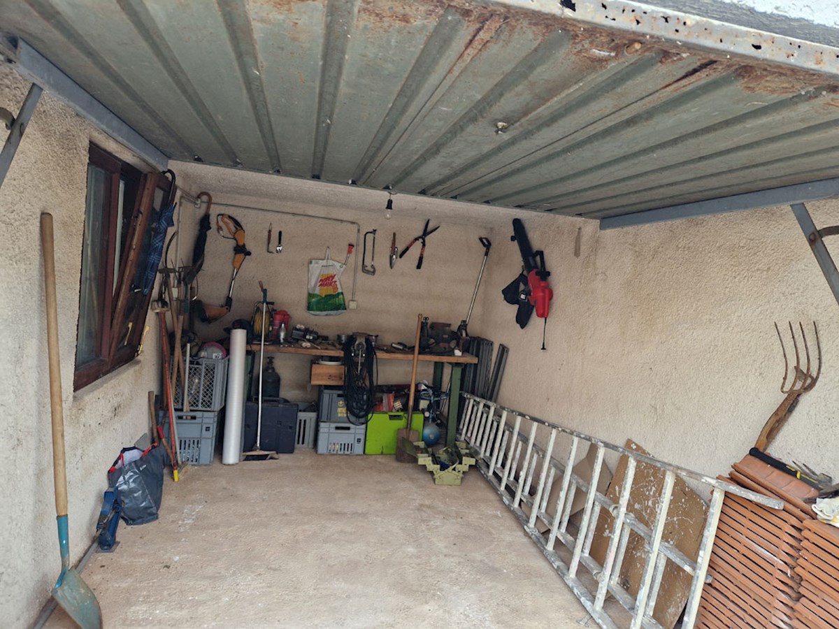 Prodaja se hiša v bližini Poreča, cca. 120 m2 z dvema garažama, KOP-784