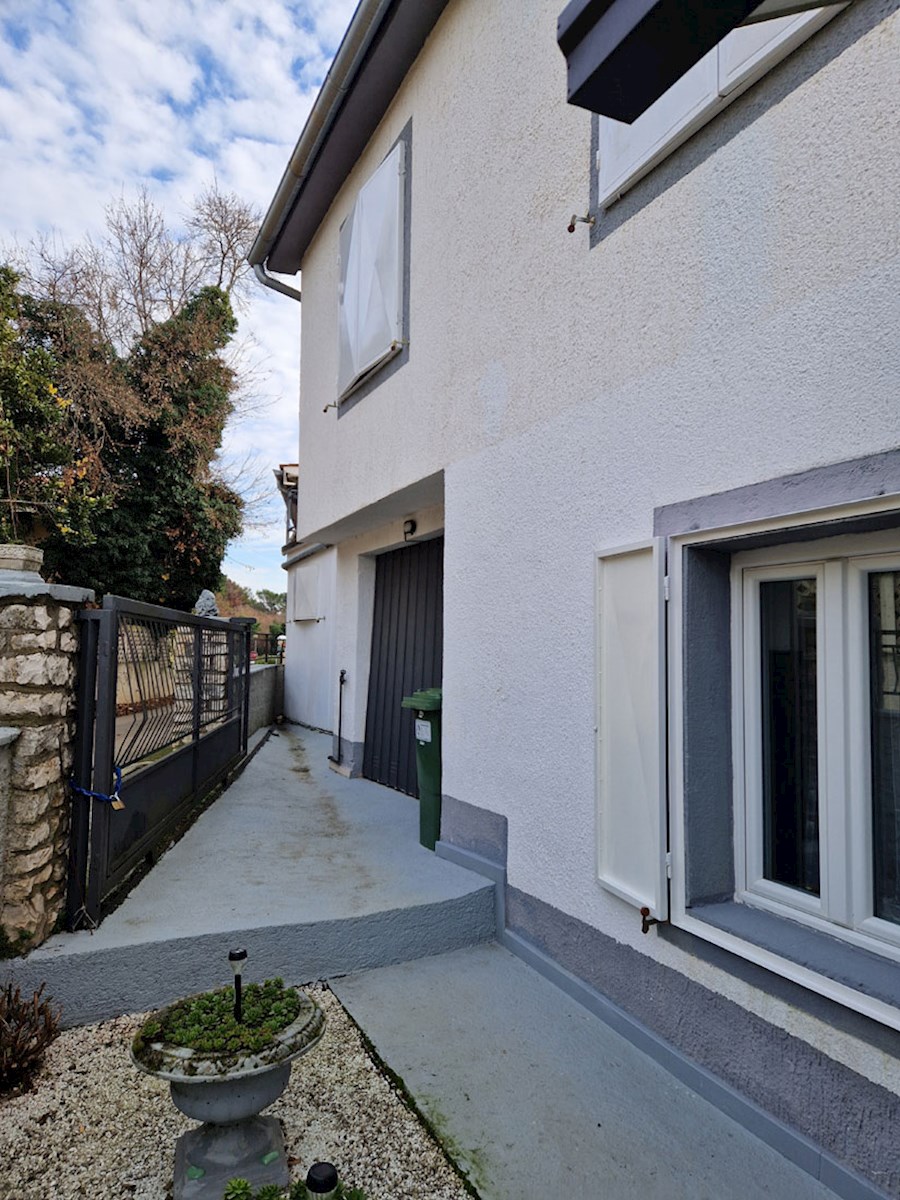 Prodaja se hiša v bližini Poreča, cca. 120 m2 z dvema garažama, KOP-784