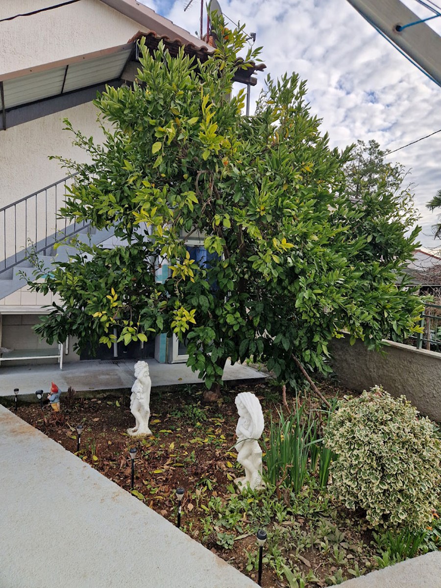 Prodaja se hiša v bližini Poreča, cca. 120 m2 z dvema garažama, KOP-784