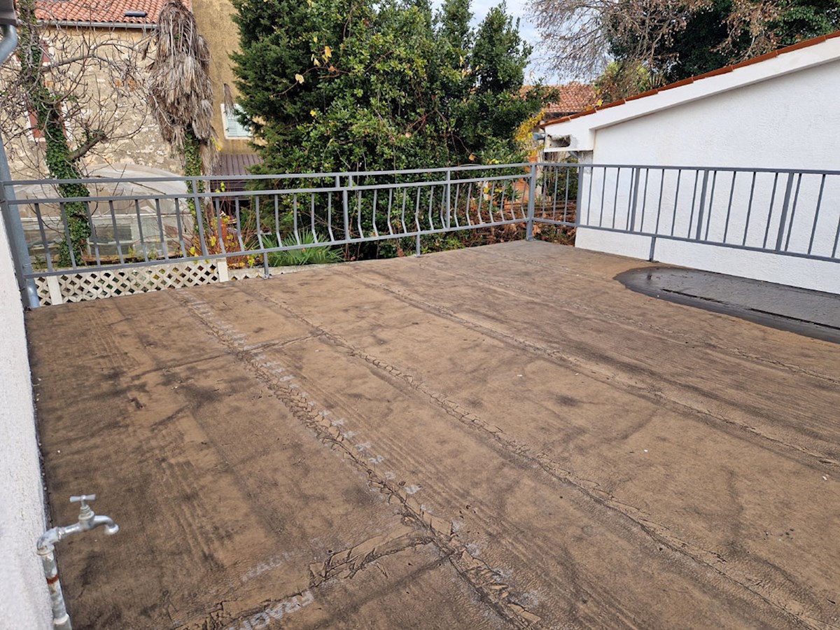 Prodaja se hiša v bližini Poreča, cca. 120 m2 z dvema garažama, KOP-784