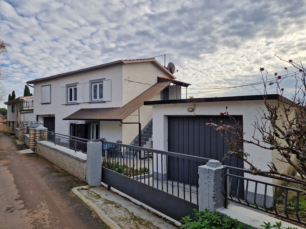 Prodaja se hiša v bližini Poreča, cca. 120 m2 z dvema garažama, KOP-784