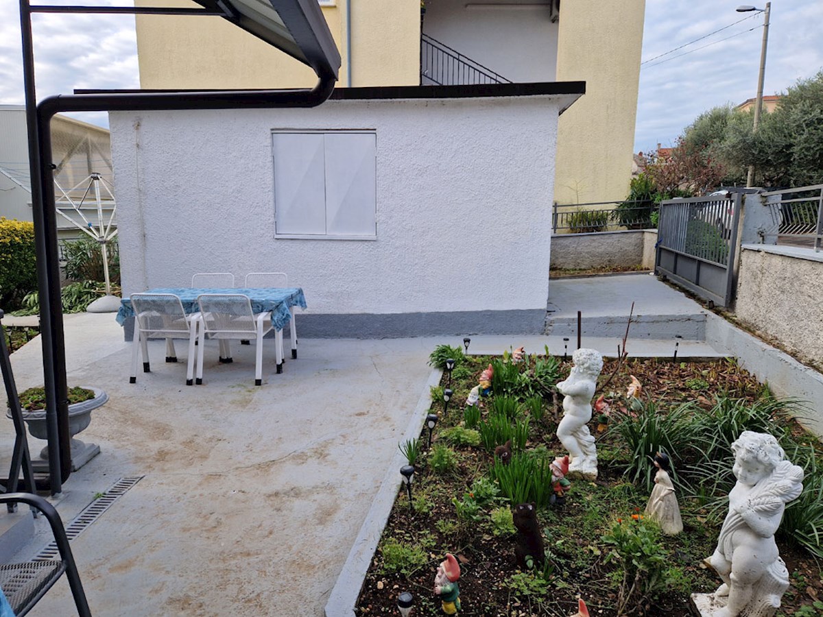 Prodaja se hiša v bližini Poreča, cca. 120 m2 z dvema garažama, KOP-784