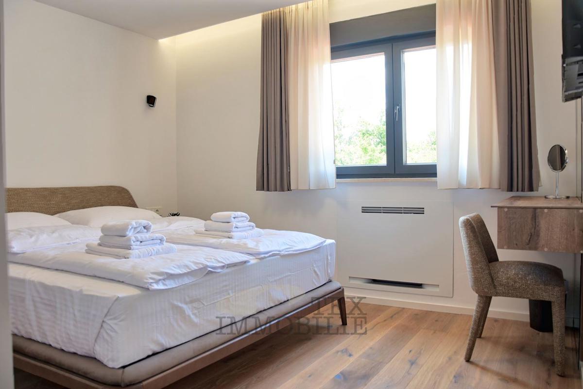 Lepa moderna vila z bazenom v Poreču 