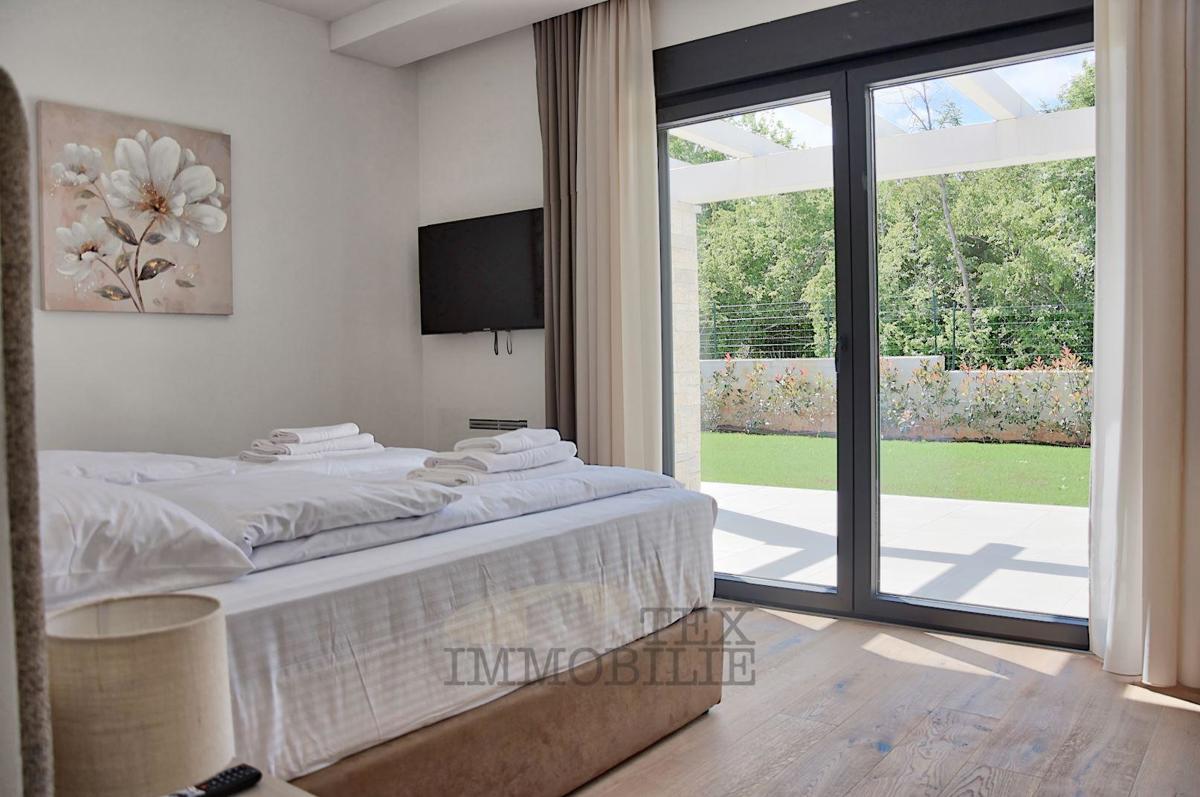 Lepa moderna vila z bazenom v Poreču 