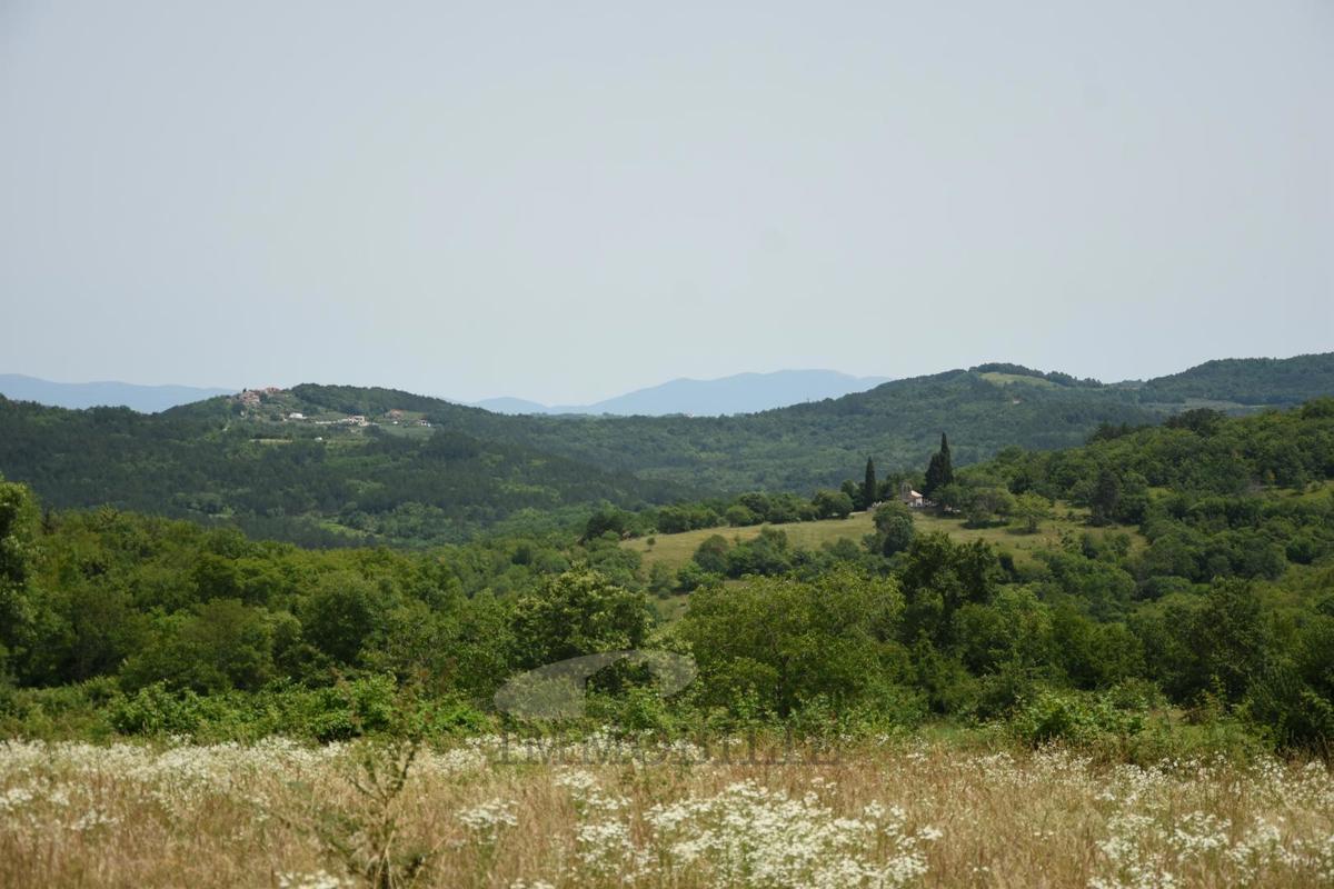 Zemljišče s pogledom na Motovun