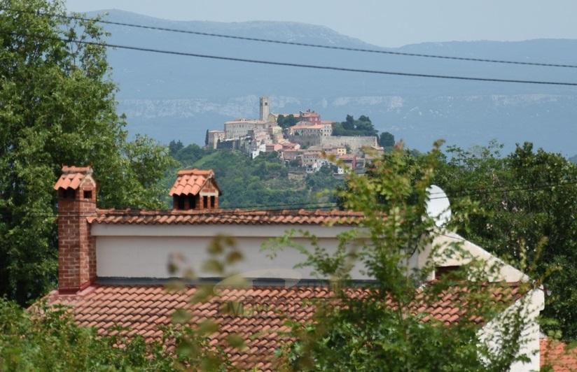 Zemljišče s pogledom na Motovun